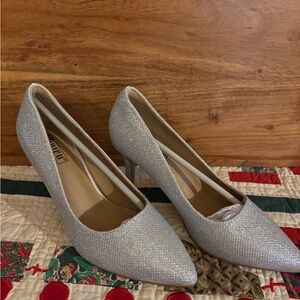Elegant Silver Glitter Pumps